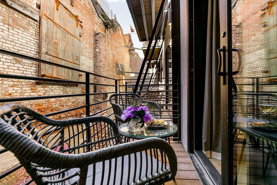 Building Photo - 611 Commerce St