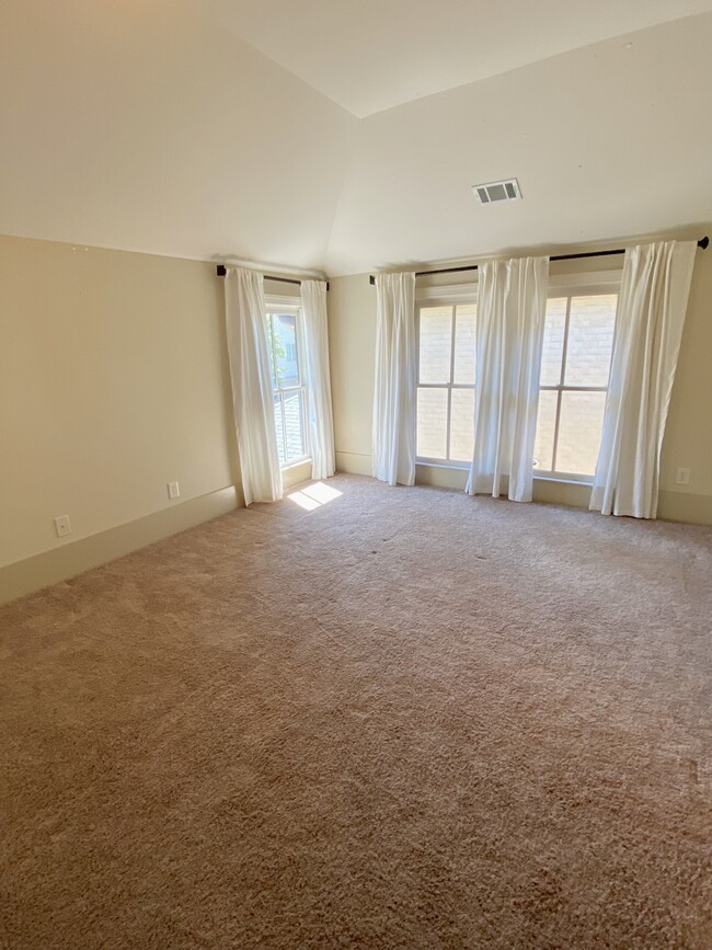 Building Photo - 975 N Ormewood Park Dr SE
