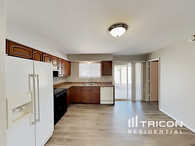 Building Photo - 828 N Pine Ct