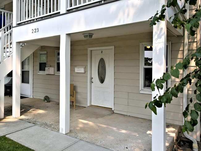 Building Photo - 223 S Ridge St