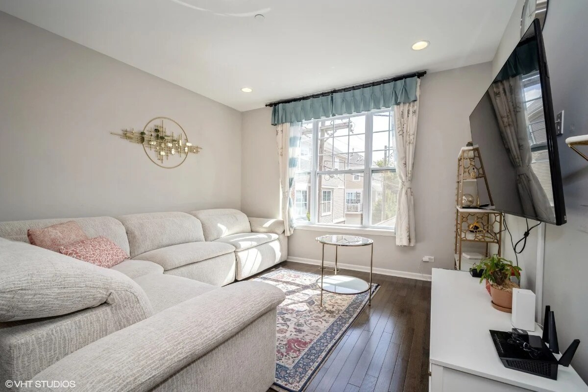 Building Photo - 850 Lexington Cir W