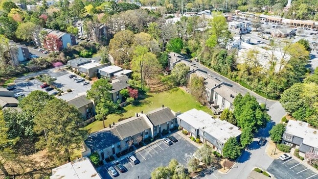 Building Photo - 13 Ivy Square Northeast