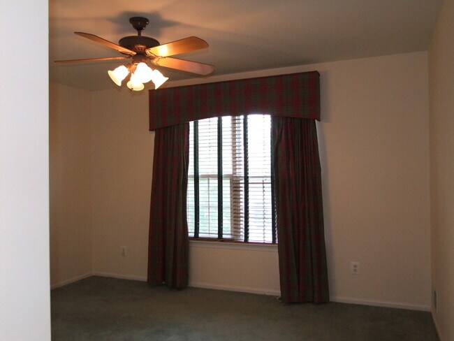 Building Photo - 12 Roxiticus Ct