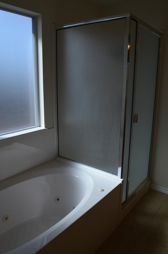 Building Photo - HUGE 5 BEDROOM HOME IN SAVANNAH HEIGHTS!