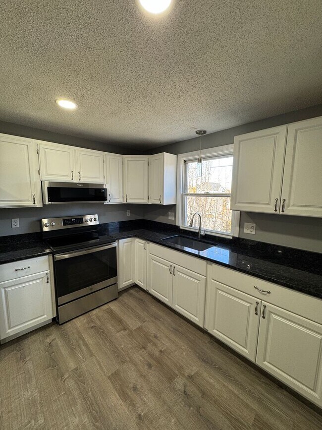 Building Photo - 1036 Chicopee St