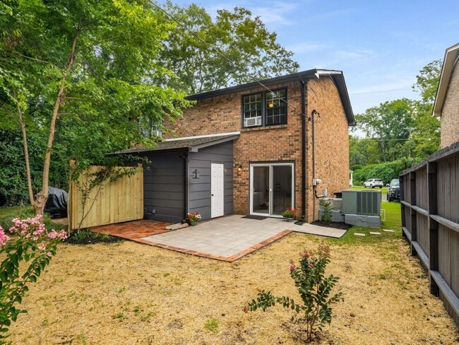 Building Photo - Awesome 2BE/1.5BA duplex in fantastic location in Nashville!