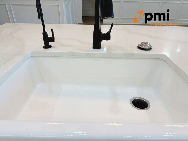 Building Photo - "Spacious Elegance Awaits: 5-Bedroom Home with 3.5 Baths in Winter Garden"