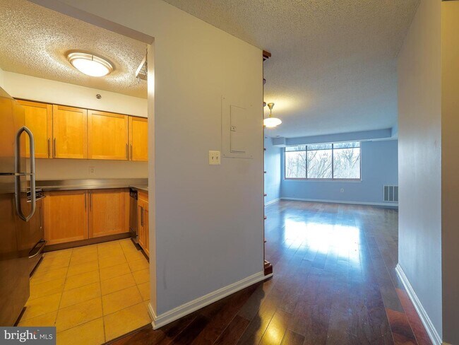 Building Photo - 10101 Grosvenor Pl