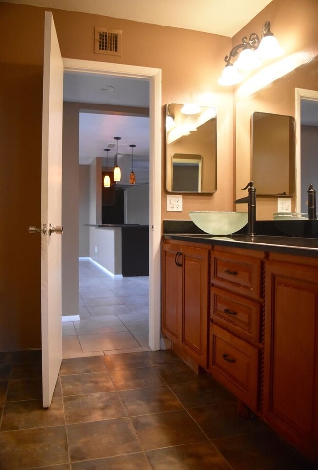 Building Photo - Awesome 5 Bed 2 Bath Home at ASU