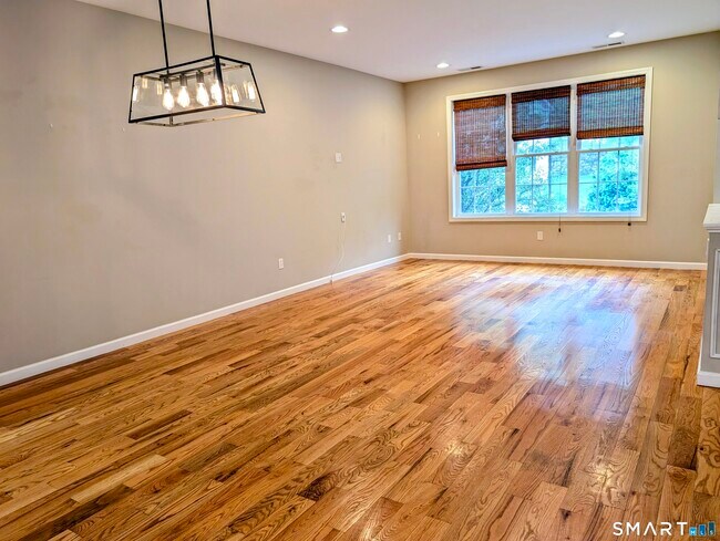 Building Photo - 15 Old Oak Dr