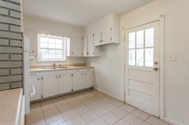 Building Photo - 255 Sunset Dr