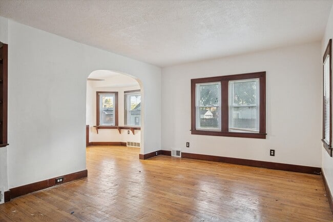 Building Photo - Redford - 3 Bedroom - $1,400/month