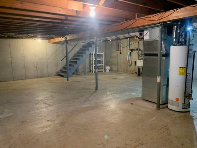 Building Photo - 822 Dwight St