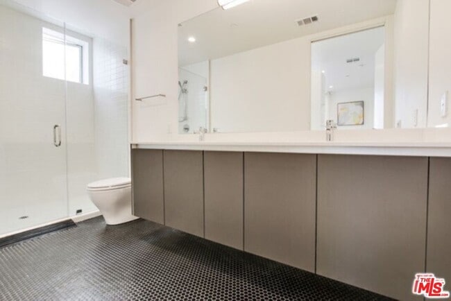 Building Photo - 1038 S Mariposa Ave