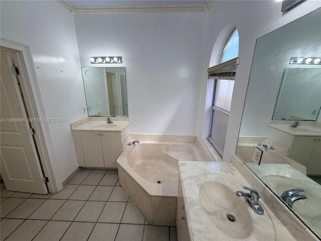 Building Photo - 4110 NE 22nd Ct