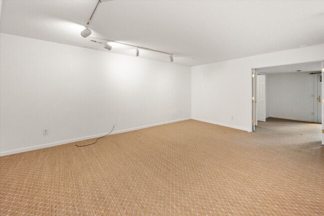Building Photo - TownHouse In Prospect !