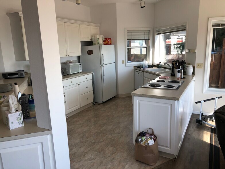 Kitchen - 2809 Eldridge Avenue