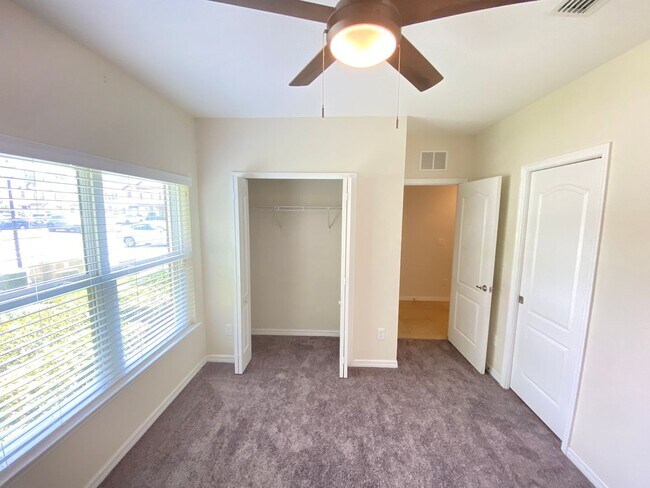 Building Photo - Beauiful Townhome in Tuscany Place. This i...