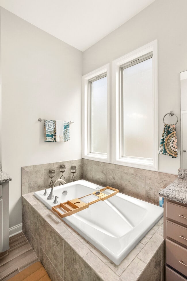 Building Photo - 2024 Albatross Way