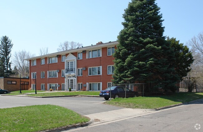 Building Photo - Colonial Manor