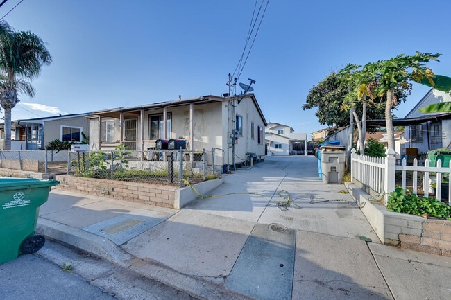 Building Photo - 7440 Hyatt St