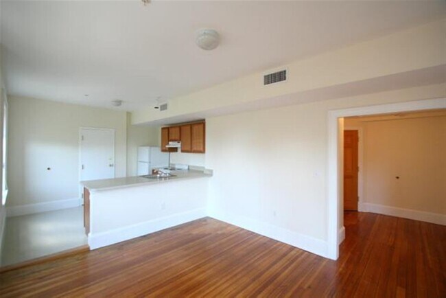 Building Photo - 881 Massachusetts Ave