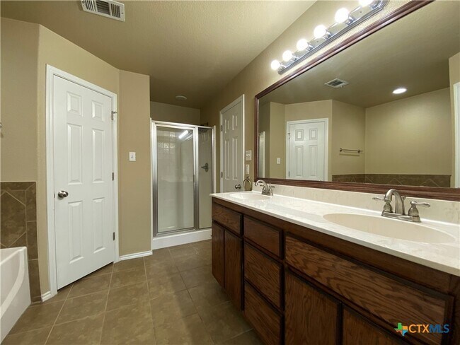 Building Photo - 2101 Golden Eagle Dr