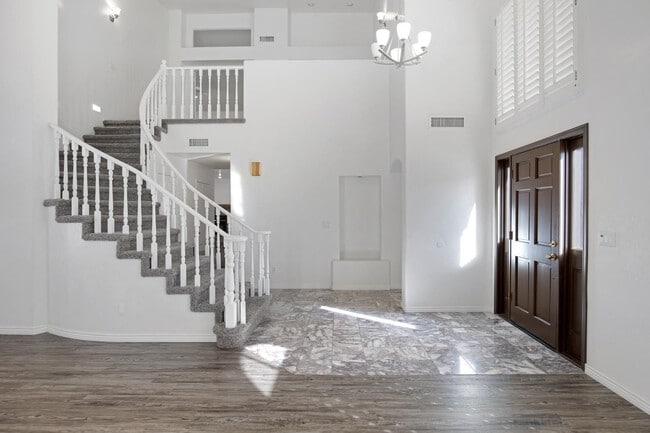 Building Photo - 1248 E Briarwood Terrace