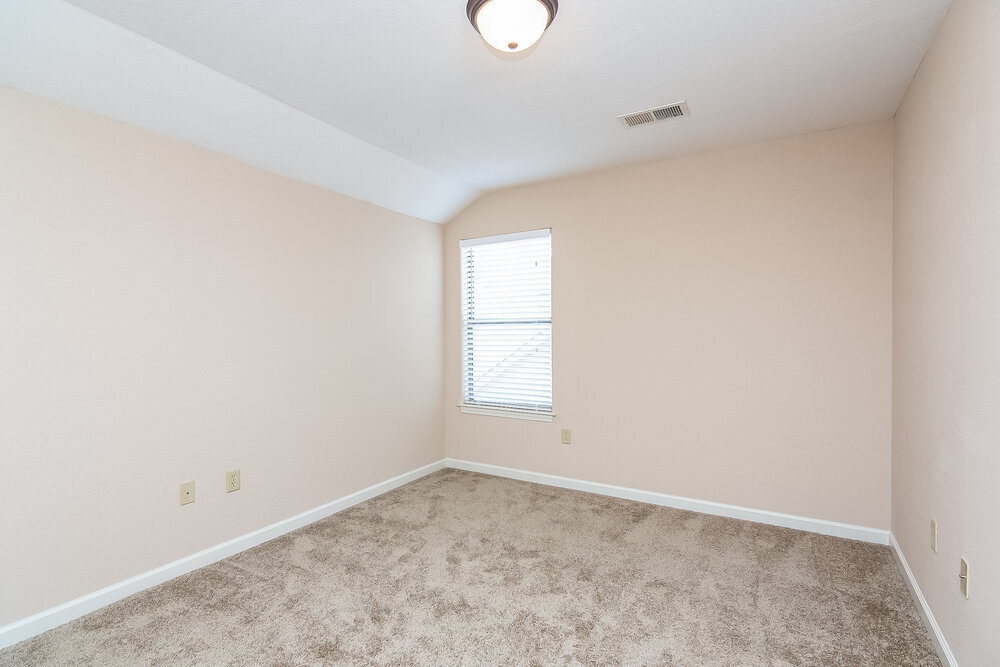 Building Photo - 15 Garden Springs Dr