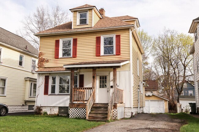 Building Photo - GREAT SINGLE FAMILY HOUSE . WAITING FOR YOU TO CALL HOME !!