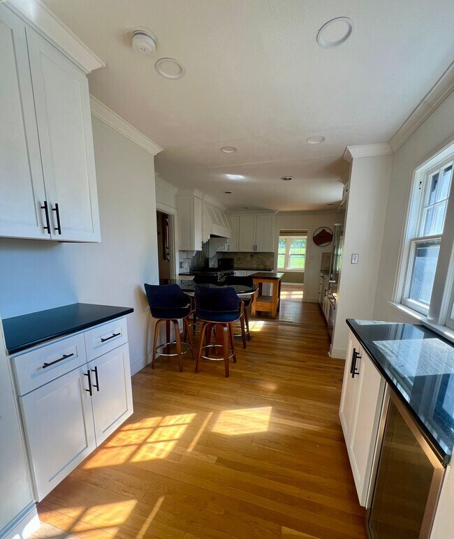 Building Photo - 4 Bedroom, 3.5 Bathroom Home - Located nea...