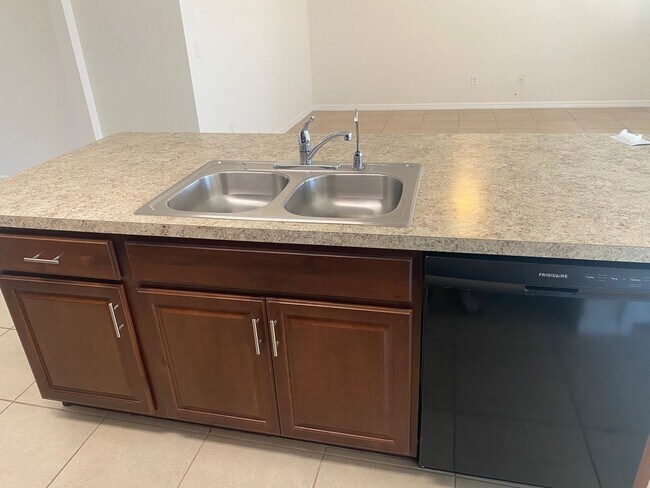 Building Photo - Welcome Home! 3BR/2BA Single-Family Home w...