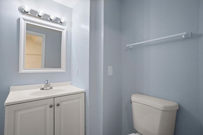 Building Photo - Very large 4bdrm/2bath House, Ready End of February