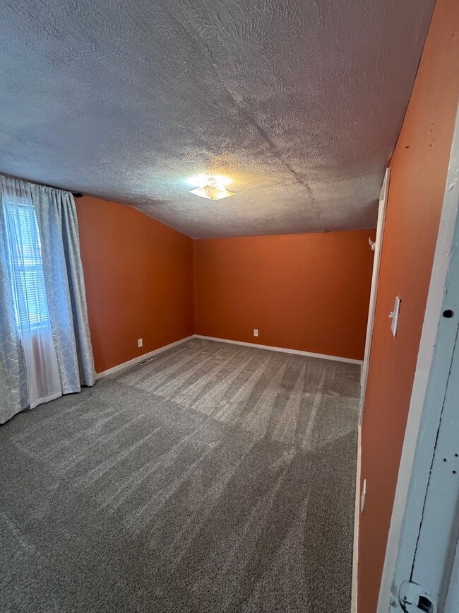 Building Photo - Updated South End 3 Bedroom
