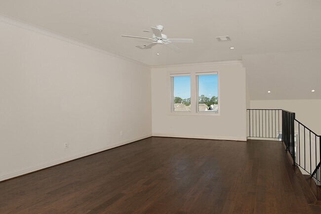 Building Photo - 2503 Lake Front Cir
