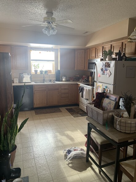 Kitchen (flooring has been updated) - 957 Boston Way