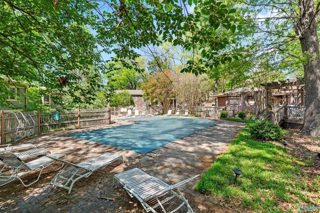 Building Photo - 2058 Woodlawn Dr SW