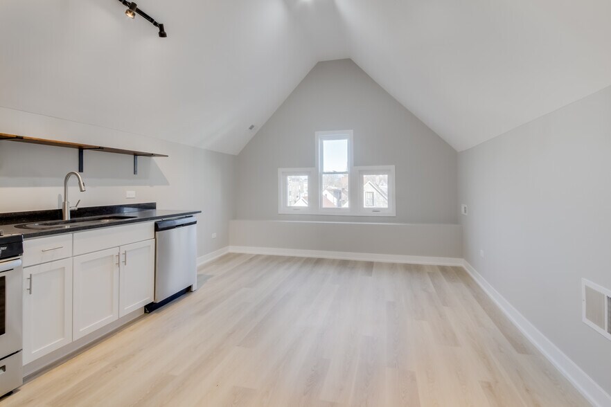 Building Photo - 2842 N Avers Ave