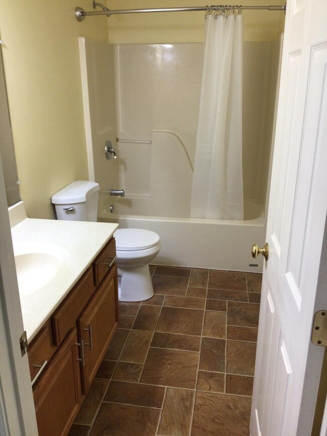 Building Photo - "Discover Spacious Comfort at 36-1 Leo's Way: 3-Bedroom Haven with 2.5 Bathrooms in Alburgh, VT!"