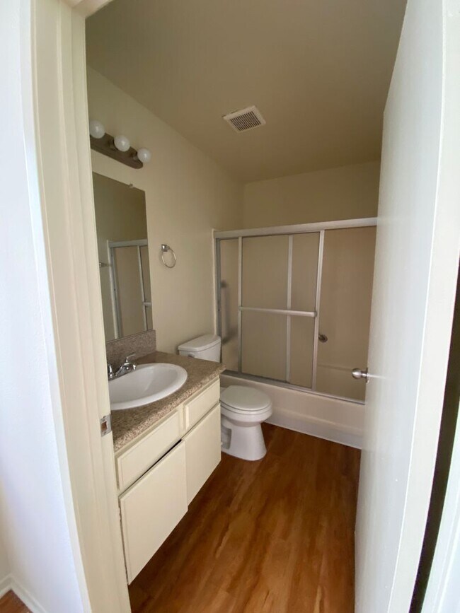 Building Photo - BELLA APARTMENTS: Beautiful 2 Bed - 2 Bath