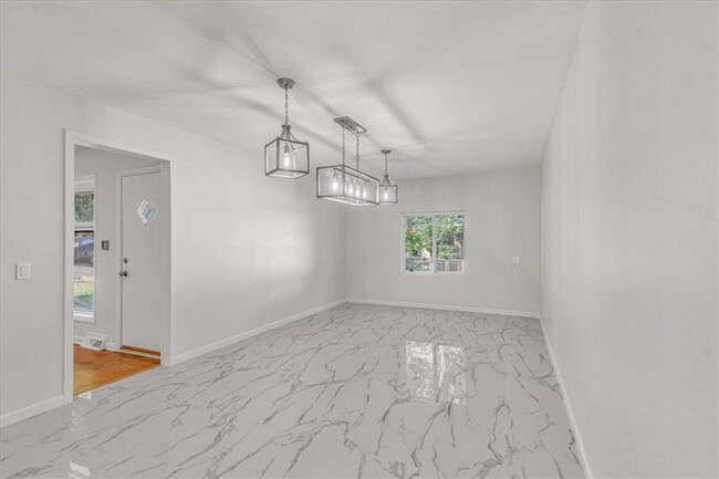 Building Photo - Newly Renovated spacious home with large 2...