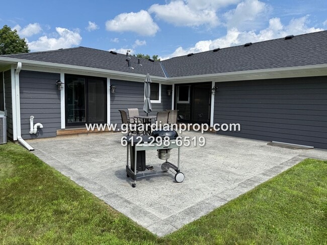 Building Photo - Fully Updated House on 3 1/2 Acres for Oct...