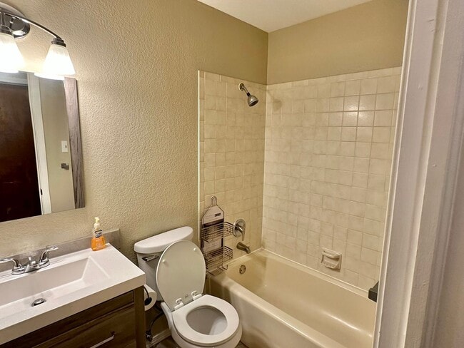 Building Photo - 3 Bdrm/2 Bath Home w/Refrigerated Air Clos...
