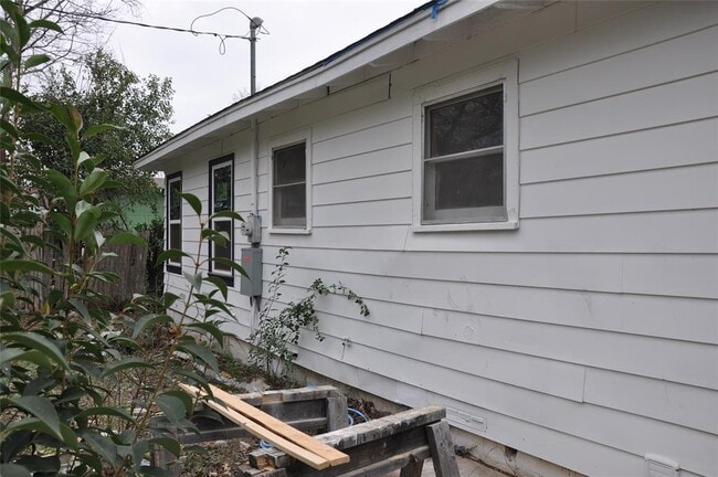 Building Photo - 1408 E Avenue D