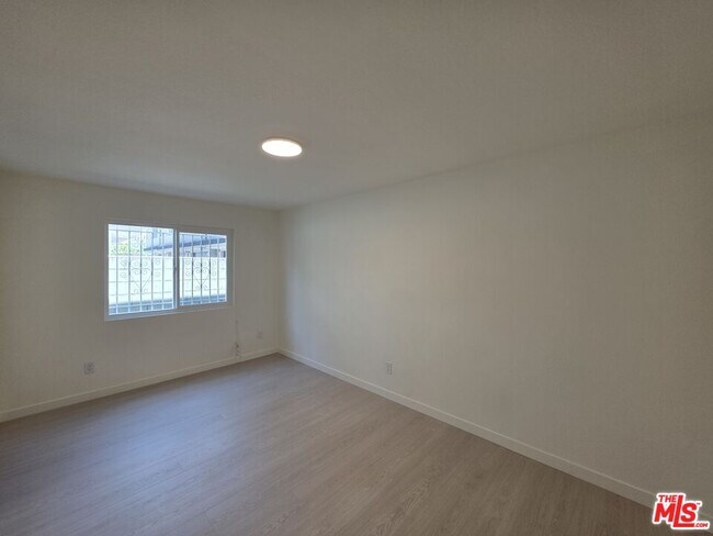 Building Photo - 912 N Ridgewood Pl