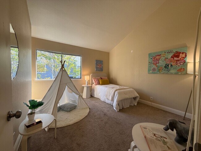 Building Photo - 1166 Capri Dr