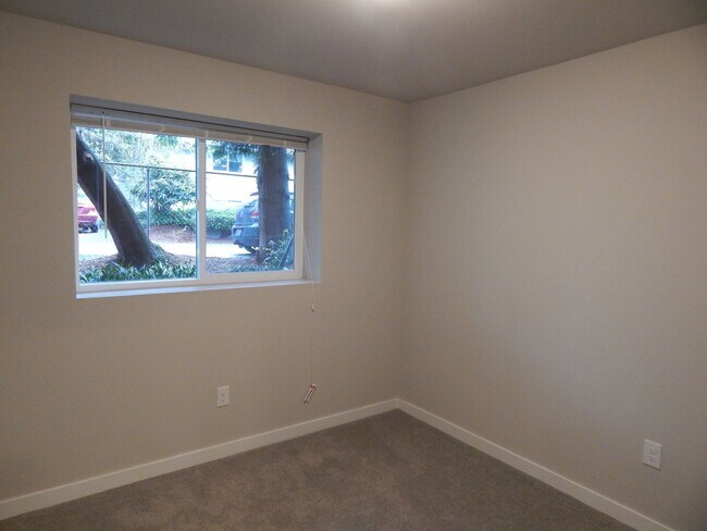 Building Photo - Bellevue 5 bd 3.5 bath townhouse with two ...