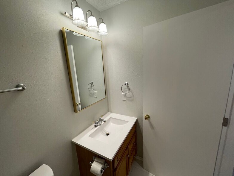 Building Photo - 390 Guzzardo Ln