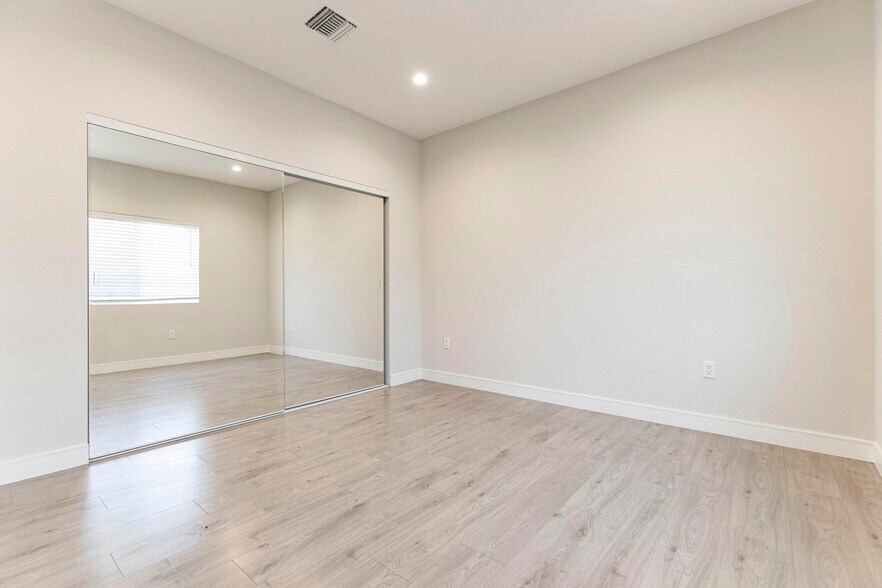 Building Photo - 9156 Morehart Ave