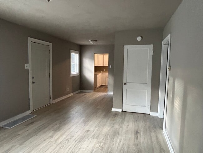 Building Photo - 2 Bedroom Home with Bonus Rooms in West Gary